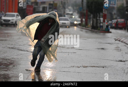 Dair Al Balah, dans la bande de Gaza, territoire palestinien. 26Th Oct, 2019. Les palestiniens à pied pendant un jour de pluie dans la ville de Gaza le 26 octobre 2019 Credit : Ashraf Amra/APA/Images/fil ZUMA Alamy Live News Banque D'Images