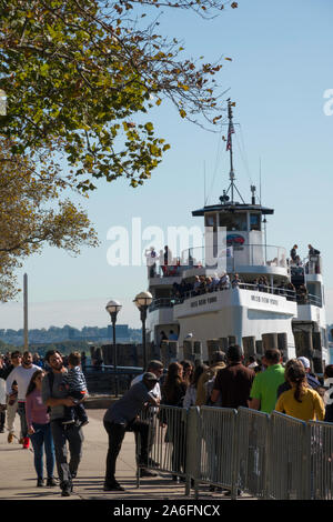 Mlle Ellis Island Ferry Boat amarrée à l'Ellis Island National Monument (U.S. National Park Service), New York, USA Banque D'Images