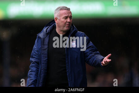 Gestionnaire de Ipswich Town Paul Lambert des gestes sur la ligne de touche lors de la Sky Bet League un match à racines Hall, Southend. Banque D'Images