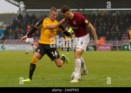 NORTHAMPTON, en Angleterre le 26 octobre de la ville de Northampton Harry Smith est contestée par Cambridge United's Darling Harry pendant la deuxième moitié de la Ligue 2 Sky Bet match entre la ville de Northampton et Cambridge United au PTS Academy Stadium, Northampton le samedi 26 octobre 2019. (Crédit : John Cripps | MI News) photographie peut uniquement être utilisé pour les journaux et/ou magazines fins éditoriales, licence requise pour l'usage commercial Crédit : MI News & Sport /Alamy Live News Banque D'Images