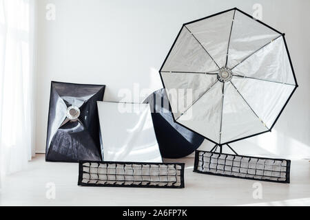 Accessoires studio photo photographe flash sur fond blanc Banque D'Images