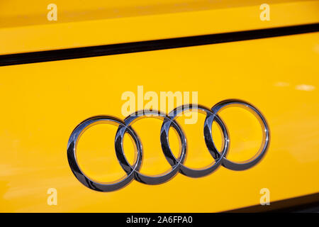 Russie Moscou 2019-06-17 L'emblème sur le dos d'une Audi TT S Line logo marque voiture jaune sur Banque D'Images