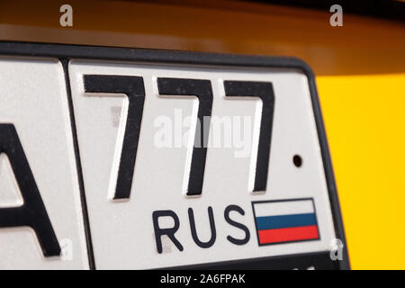 Russie Moscou 2019-06-17 libre pour le code de région de la Fédération de Russie à les plaques d'immatriculation des véhicules de la Russie sur la voiture jaune Audi TT S Line. Russi Banque D'Images