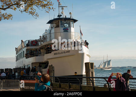 Mlle Ellis Island Ferry Boat amarrée à l'Ellis Island National Monument (U.S. National Park Service), New York, USA Banque D'Images