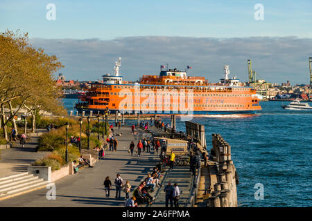 Le Staten Island Ferry arrive dans le Lower Manhattan, NYC, USA Banque D'Images