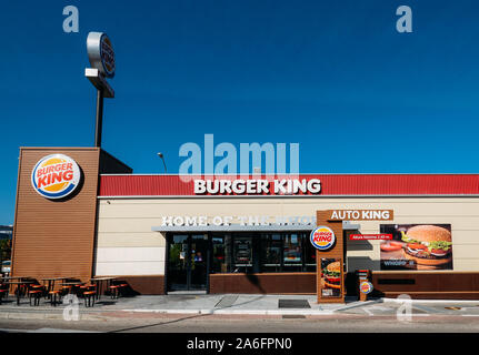 Madrid, Espagne - Oct 26, 2019 : En dehors d'un fast-food restaurant Burger King avec un design futuriste et contemporain comprend un revêtement en brique industrielle rechercher Banque D'Images