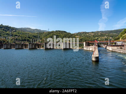 Structure robuste du Carrapatelo barrage sur le fleuve Douro au Portugal avec des portes de l'écluse sur la droite Banque D'Images