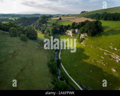 Vue aérienne de Lathkill Dale dans le parc national de Peak District, Derbyshire, un quartier très populaire pour la marche. Banque D'Images