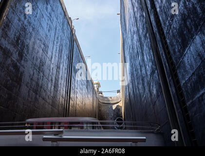 Verrouillage très profondes avec un bateau de croisière à propos d'augmenter à l'Carrapatelo barrage sur le fleuve Douro au Portugal Banque D'Images