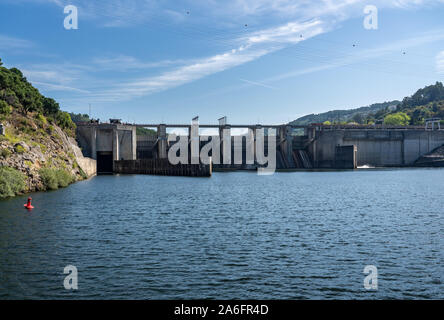 Structure robuste du Carrapatelo barrage sur le fleuve Douro au Portugal avec des portes de l'écluse sur la gauche Banque D'Images