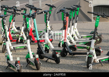 Berlin, Allemagne - Octobre - 2019 : Beaucoup de scooters électriques E , escooter ou e-scooter sur la rue à Berlin Banque D'Images