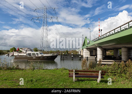 Pont en acier sur la rivière Vecht néerlandais avec passant location Banque D'Images