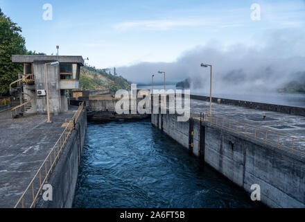 Rempli lock comme bateau de croisière quitte le levier de Crestuma barrage sur la riviére Douro au Portugal Banque D'Images