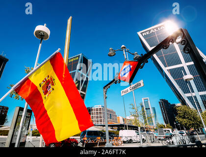 Madrid, Espagne - Oct 26, 2019 : drapeau espagnol sur Premier plan avec l'entrée de métro Plaza de Castilla, à la mi-terrain et deux tours en arrière-plan Banque D'Images