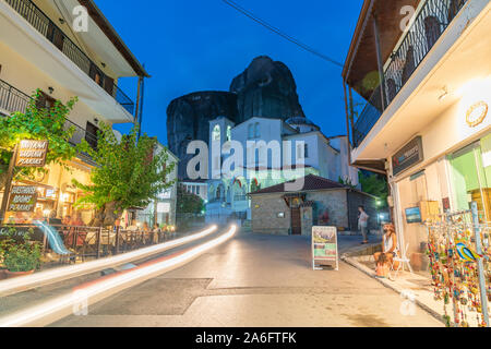 Kastraki Grèce - le 26 juillet 2019 ; une exposition longue, transmettre les gens, les magasins, les enseignes et les lumières sur scène de rue à pittoresque village parmi les rencontré Banque D'Images