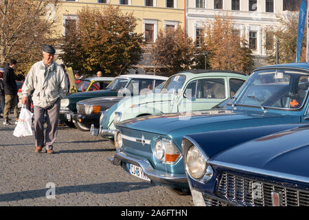 Cluj Napoca, Roumanie - 26 Oct, 2019 : Visiteurs à la parade d'automne Mobile rétro à Cluj Napoca, Roumanie, Oldtimer Show à Cluj Napoca. Banque D'Images