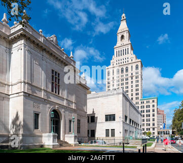 Le Wadsworth Atheneum Museum art regardant vers la Tour des voyageurs sur Prospect Street dans le centre-ville de Hartford, Connecticut, USA Banque D'Images