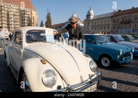 Cluj Napoca, Roumanie - 26 Oct, 2019 : Visiteurs à la parade d'automne Mobile rétro à Cluj Napoca, Roumanie, Oldtimer Show à Cluj Napoca. Banque D'Images