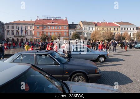 Cluj Napoca, Roumanie - 26 Oct, 2019 : Visiteurs à la parade d'automne Mobile rétro à Cluj Napoca, Roumanie, Oldtimer Show à Cluj Napoca. Banque D'Images