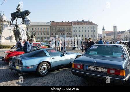 Cluj Napoca, Roumanie - 26 Oct, 2019 : Visiteurs à la parade d'automne Mobile rétro à Cluj Napoca, Roumanie, Oldtimer Show à Cluj Napoca. Banque D'Images