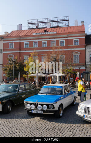 Cluj Napoca, Roumanie - 26 Oct, 2019 : Visiteurs à la parade d'automne Mobile rétro à Cluj Napoca, Roumanie, Oldtimer Show à Cluj Napoca. Banque D'Images