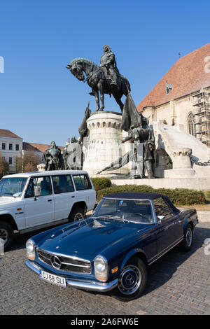 Cluj Napoca, Roumanie - 26 Oct, 2019 : Visiteurs à la parade d'automne Mobile rétro à Cluj Napoca, Roumanie, Oldtimer Show à Cluj Napoca. Banque D'Images