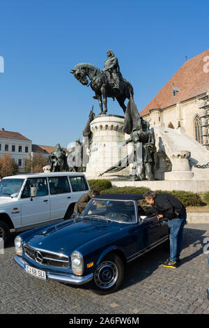 Cluj Napoca, Roumanie - 26 Oct, 2019 : Visiteurs à la parade d'automne Mobile rétro à Cluj Napoca, Roumanie, Oldtimer Show à Cluj Napoca. Banque D'Images