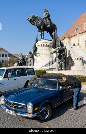 Cluj Napoca, Roumanie - 26 Oct, 2019 : Visiteurs à la parade d'automne Mobile rétro à Cluj Napoca, Roumanie, Oldtimer Show à Cluj Napoca. Banque D'Images