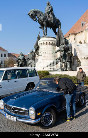 Cluj Napoca, Roumanie - 26 Oct, 2019 : Visiteurs à la parade d'automne Mobile rétro à Cluj Napoca, Roumanie, Oldtimer Show à Cluj Napoca. Banque D'Images