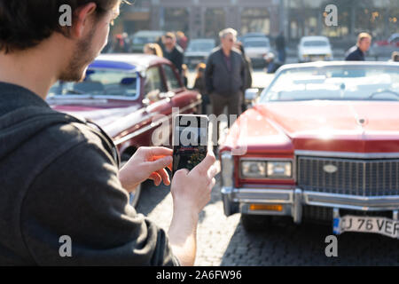 Cluj Napoca, Roumanie - 26 Oct, 2019 : Visiteurs à la parade d'automne Mobile rétro à Cluj Napoca, Roumanie, Oldtimer Show à Cluj Napoca. Banque D'Images