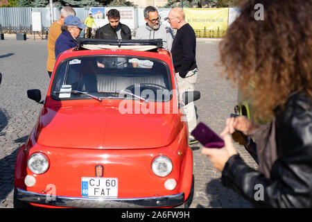 Cluj Napoca, Roumanie - 26 Oct, 2019 : Visiteurs à la parade d'automne Mobile rétro à Cluj Napoca, Roumanie, Oldtimer Show à Cluj Napoca. Banque D'Images