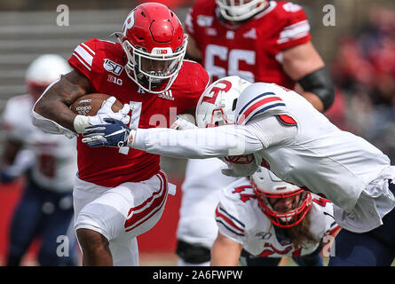 Piscataway, NJ, USA. 26Th Oct, 2019. Running back Rutgers Isaih Pacheco (1) applique un bras rigide pendant un NCAA Men's match de football entre les flammes de la liberté et de la Rutgers Scarlet Knights à SHI Stadium à Piscataway, New Jersey Mike Langish/Cal Sport Media. Credit : csm/Alamy Live News Banque D'Images