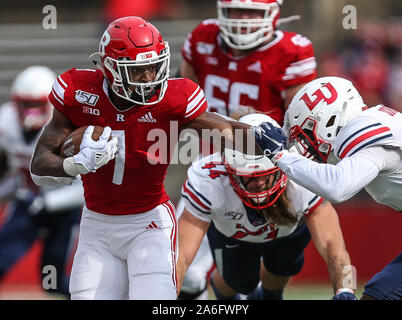 Piscataway, NJ, USA. 26Th Oct, 2019. Running back Rutgers Isaih Pacheco (1) applique un bras rigide pendant un NCAA Men's match de football entre les flammes de la liberté et de la Rutgers Scarlet Knights à SHI Stadium à Piscataway, New Jersey Mike Langish/Cal Sport Media. Credit : csm/Alamy Live News Banque D'Images