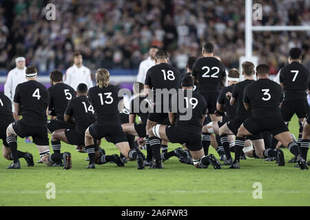 Kanagawa, Japon. 26Th Oct, 2019. Les joueurs néo-zélandais, a appelé les All Blacks, effectuer le Haka avant la demi-finale de la Coupe du Monde de Rugby 2019 1 entre l'Angleterre et la Nouvelle-Zélande au stade international de Yokohama, près de Tokyo. L'Angleterre bat l'Nouvelle-zélande 19-7. Credit : Rodrigo Reyes Marin/ZUMA/Alamy Fil Live News Banque D'Images