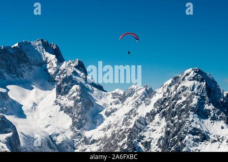 Pilote parapente en face de Zugspitze et Waxenstein, vue aérienne, Garmisch-Partenkirchen, Upper Bavaria, Bavaria, Germany Banque D'Images