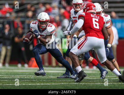 Piscataway, NJ, USA. 26Th Oct, 2019. Les flammes de la liberté d'utiliser de nouveau Frankie Hickson (23) tente d'opérer à l'extérieur pendant un NCAA Men's match de football entre les flammes de la liberté et de la Rutgers Scarlet Knights à SHI Stadium à Piscataway, New Jersey Mike Langish/Cal Sport Media. Credit : csm/Alamy Live News Banque D'Images