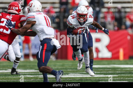 Piscataway, NJ, USA. 26Th Oct, 2019. Les flammes de la liberté d'utiliser de nouveau Joshua Mack (34) s'exécute avec le ballon lors d'un match de football NCAA entre les flammes de la liberté et de la Rutgers Scarlet Knights à SHI Stadium à Piscataway, New Jersey Mike Langish/Cal Sport Media. Credit : csm/Alamy Live News Banque D'Images