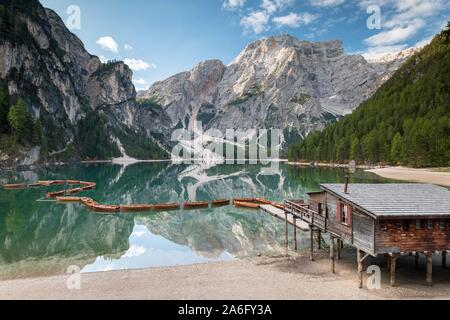 Le lac de Braies, lac de montagne avec un hangar à bateaux et bateaux, derrière elle, Seekofel Prags, Dolomites, Tyrol du Sud, l'Alto Adige, Italie Banque D'Images