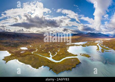 La toundra d'automne, delta de rivière de l'Visttasjohka Laddjujohka et deux rivières, lac, Paittasjarvi Nikkaluokta, Laponie, Suède Banque D'Images