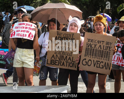 Manille, Philippines. 26Th Oct, 2019. Les militants pro Vegan tenir des pancartes lors de la manifestation. Le deuxième Animal Manifestation à Manille a eu lieu aujourd'hui, le but de la marche est d'unir la communauté vegan à l'échelle mondiale. La Marche vise à mettre en lumière la façon dont les animaux sont maltraités, exploités et torturés dans l'industrie alimentaire, pharmaceutique, de divertissement, de la mode et du sport. Credit : SOPA/Alamy Images Limited Live News Banque D'Images