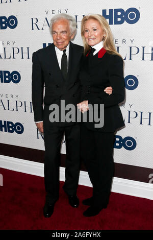 Ralph Lauren & Ricky Anne Loew-Beer assister à HBO's très 'Ralph' première au Metropolitan Museum of Art le 23 octobre 2019 dans la ville de New York. Banque D'Images