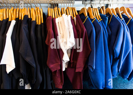 L'École de blazers, de gilets, pulls et t-shirts sur rails prêt pour le retour à la nouvelle année scolaire, l'uniforme Banque D'Images