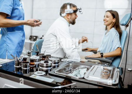Avec des patients pour l'ORL oto-rhino-laryngologiste et sous-bureau au cours de l'examen médical, le médecin examinant la gorge Banque D'Images