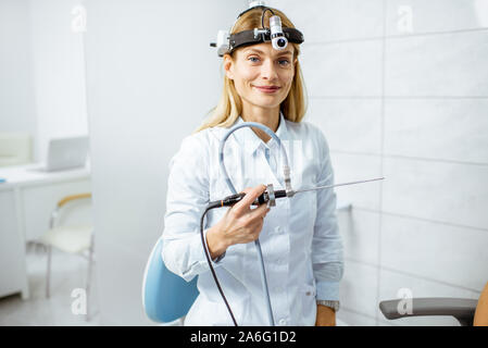 Portrait d'une femme confiante dans l'endoscope holding oto-rhino-laryngologiste chambre procédure de la clinique Banque D'Images