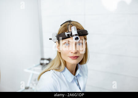 Médecin ORL Professionnel Regardant La Caméra Et Posant En Studio Avec Un  Fond Blanc. Médecin Barbu Mature Portant Un Uniforme Médical Blanc Et Des  Lunettes, Ayant Un Stéthoscope Sur Le Cou. Banque