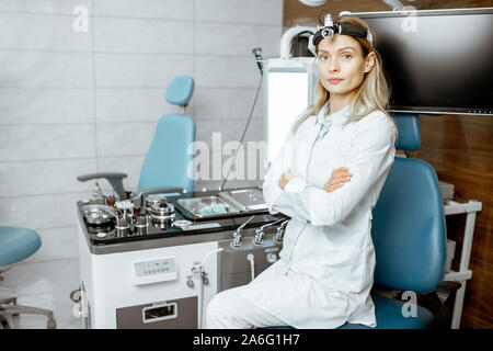 Portrait d'une femme confiante oto-rhino-laryngologiste debout à l'office ENT Banque D'Images