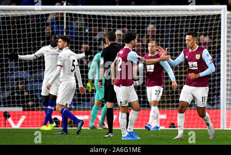 Burnley's Dwight McNeil (à droite) célèbre marquant son deuxième but de côtés du jeu pendant le premier match de championnat à Turf Moor, Burnley. Banque D'Images