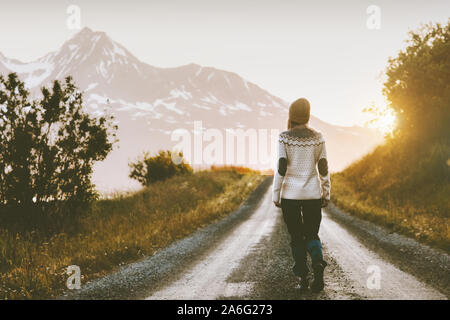 Femme de marcher seul sur la route de gravier dans les montagnes de vie voyage vacances d'aventure de plein air d'échappement Banque D'Images