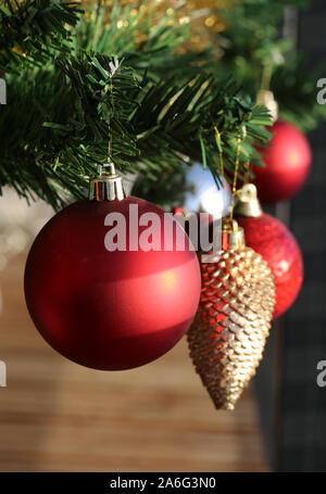 Ornements de Noël suspendu à une branche d'arbre de Noël. Beaux ornements brillants en forme ronde signifiait pour Noël décoration à thème et fêtes Banque D'Images