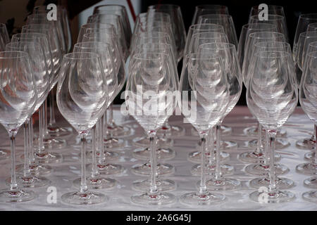 Un grand nombre de verres de vin vide dans une rangée Banque D'Images